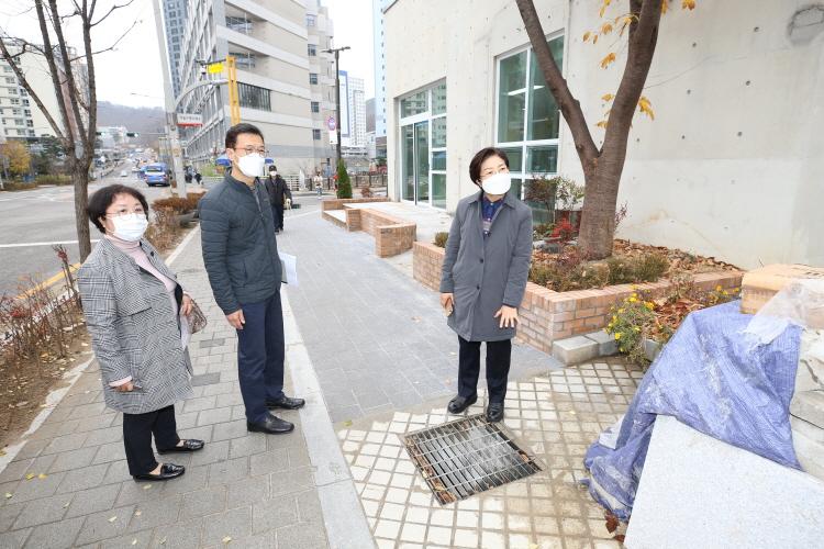 20201118  진관동주민센터 앞 광장 보도확장 정비결과 점검 이미지